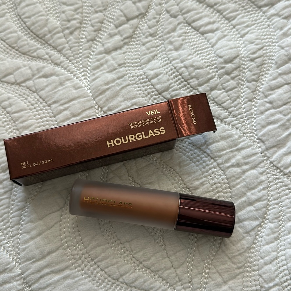 HOURGLASS Veil Retouching Fluid in Almond